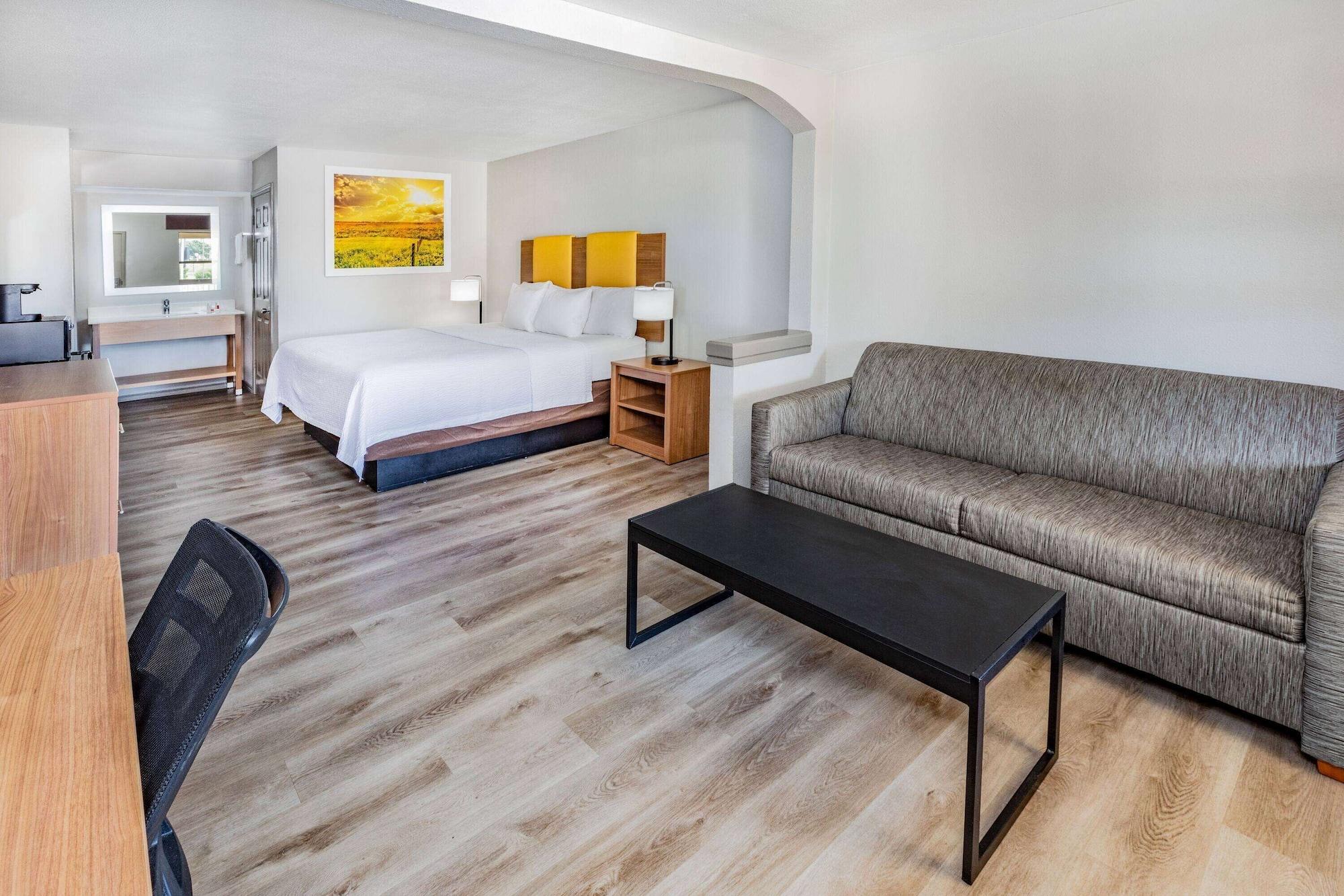 Days & By Wyndham Huntsville